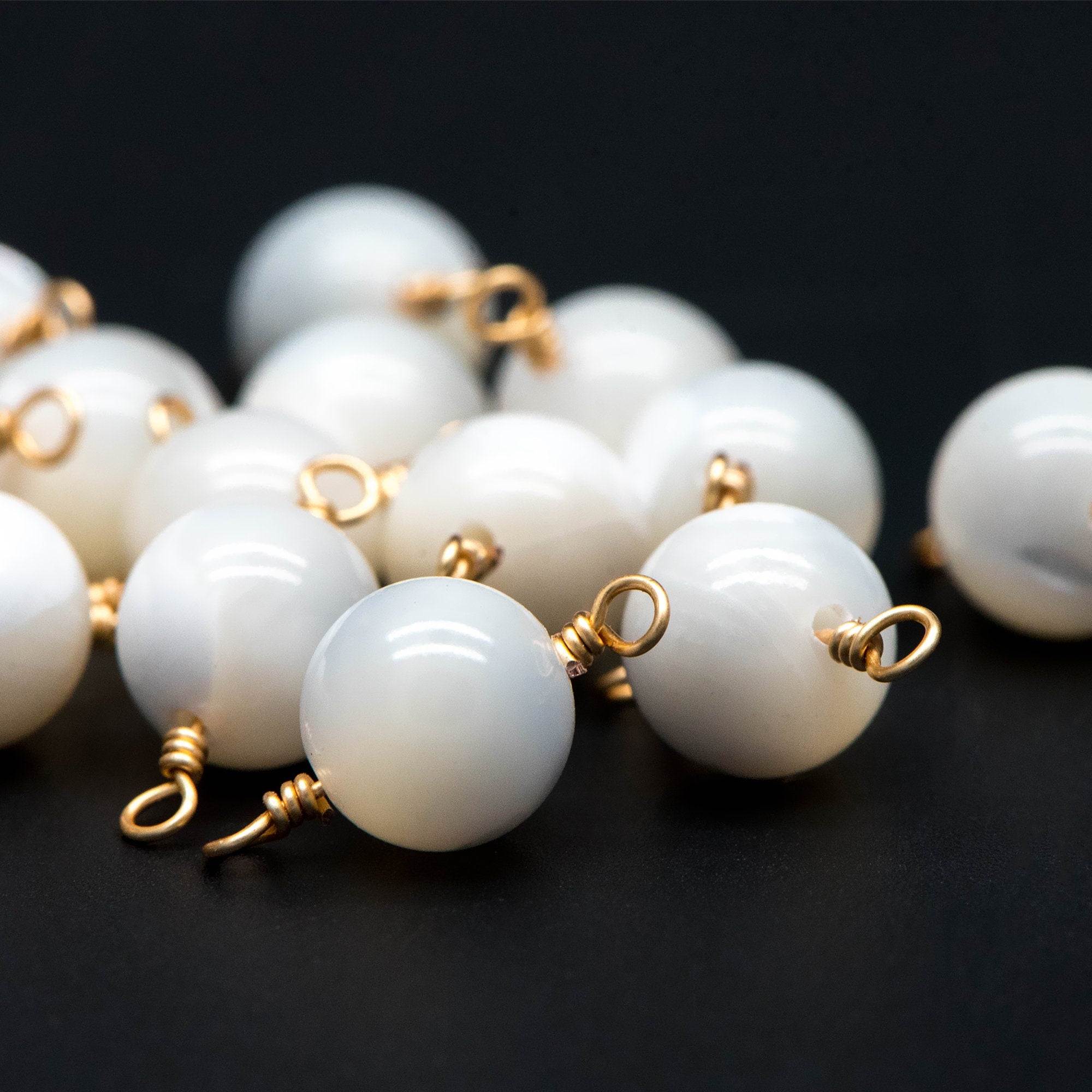 10pcs White Mother of Pearl Connector, Smooth Round Shell Charms, Natural MOP Ball Pendants, Gold Wired Findings Wholesale -(V1384)